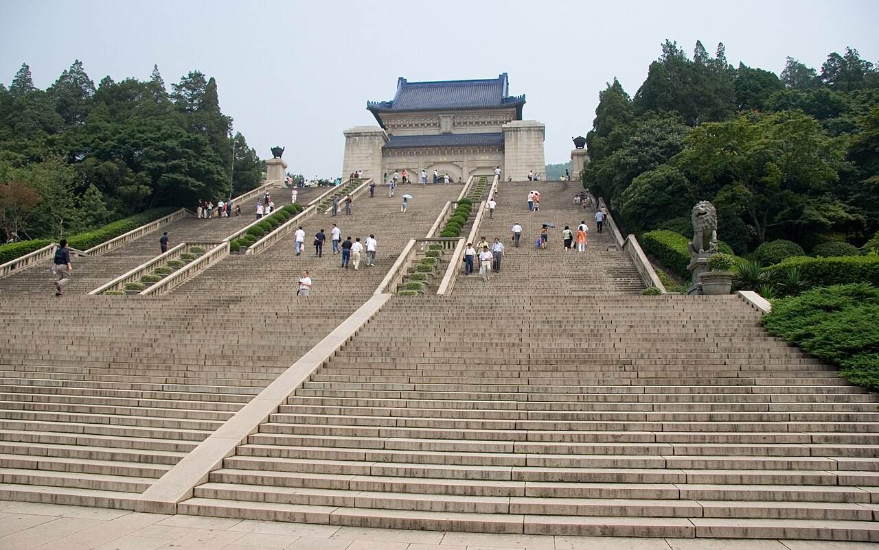 The approach to the Sun Yat-sen Mausoleum